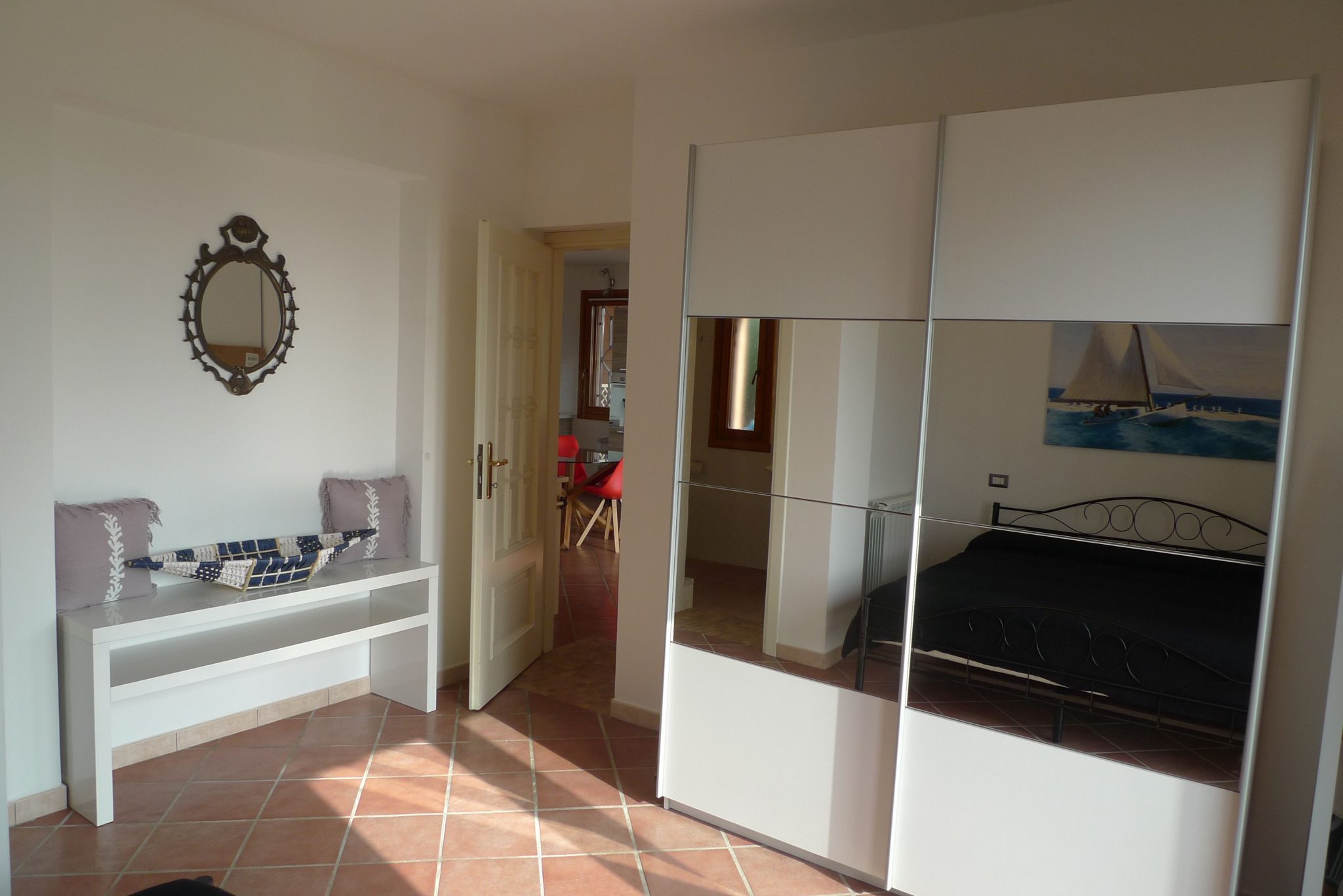 Master bedroom: wardrobe and entrance. ---> Cagliari holiday house panoramic on Poetto-Beach