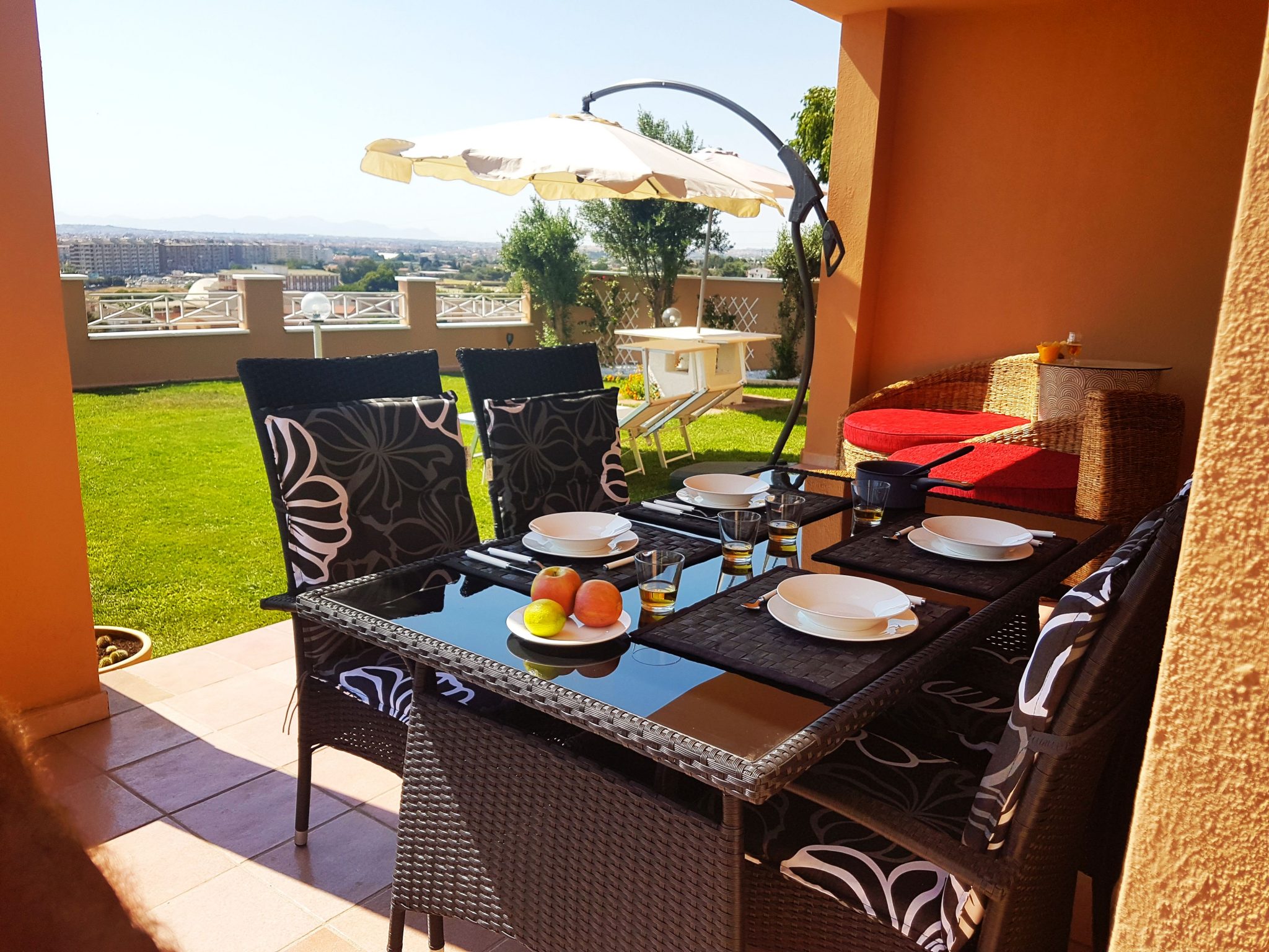 Enjoy your holiday meal in the panoramic the garden! ---> Cagliari holiday house panoramic on Poetto-Beach