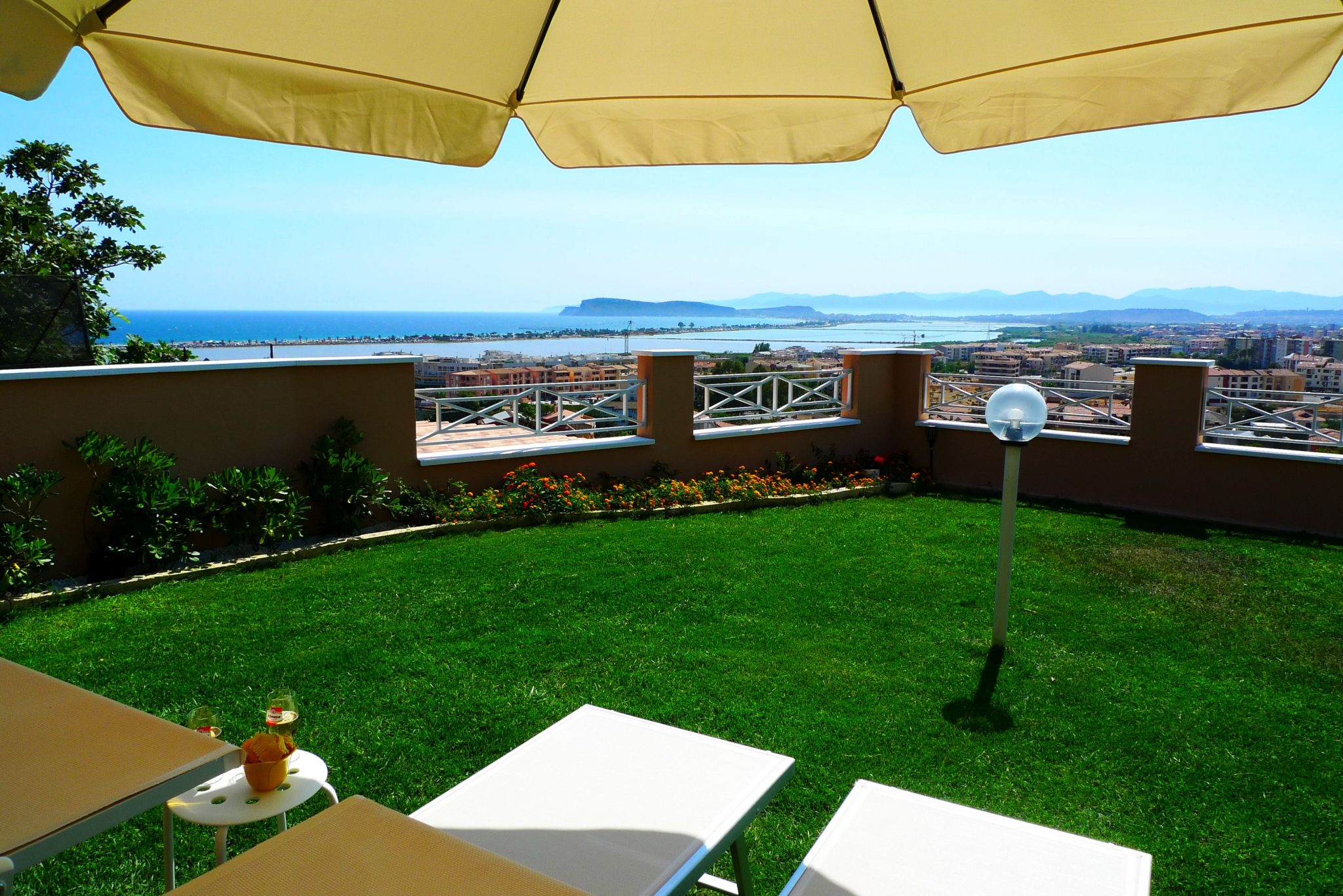 Recharge yourself with panoramic sunbathing from your private garden. ---> Cagliari holiday house panoramic on Poetto-Beach