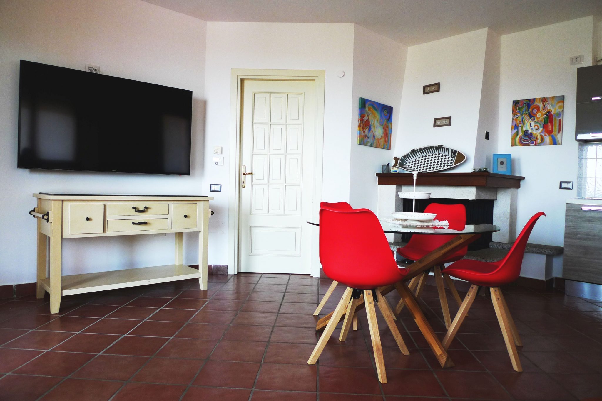 Living room with kitchen and led 65'' television. Fast wifi fiber connection everywhere! ---> Cagliari holiday house panoramic on Poetto-Beach