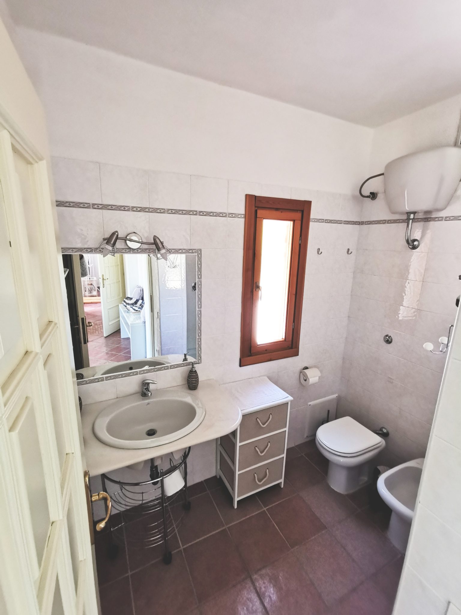 Master bedroom's private bathroom with shower. Just in case, you will also find a washing machine and drying rack! ---> Cagliari holiday house panoramic on Poetto-Beach