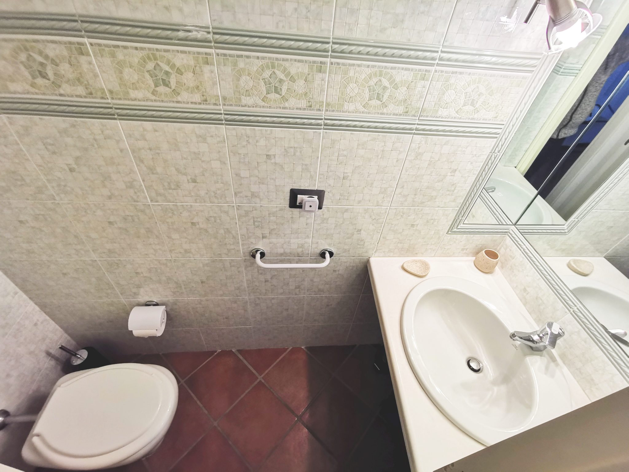 Second bedroom's private bathroom with shower. Just in case, you will also find a washing machine and drying rack! ---> Cagliari holiday house panoramic on Poetto-Beach