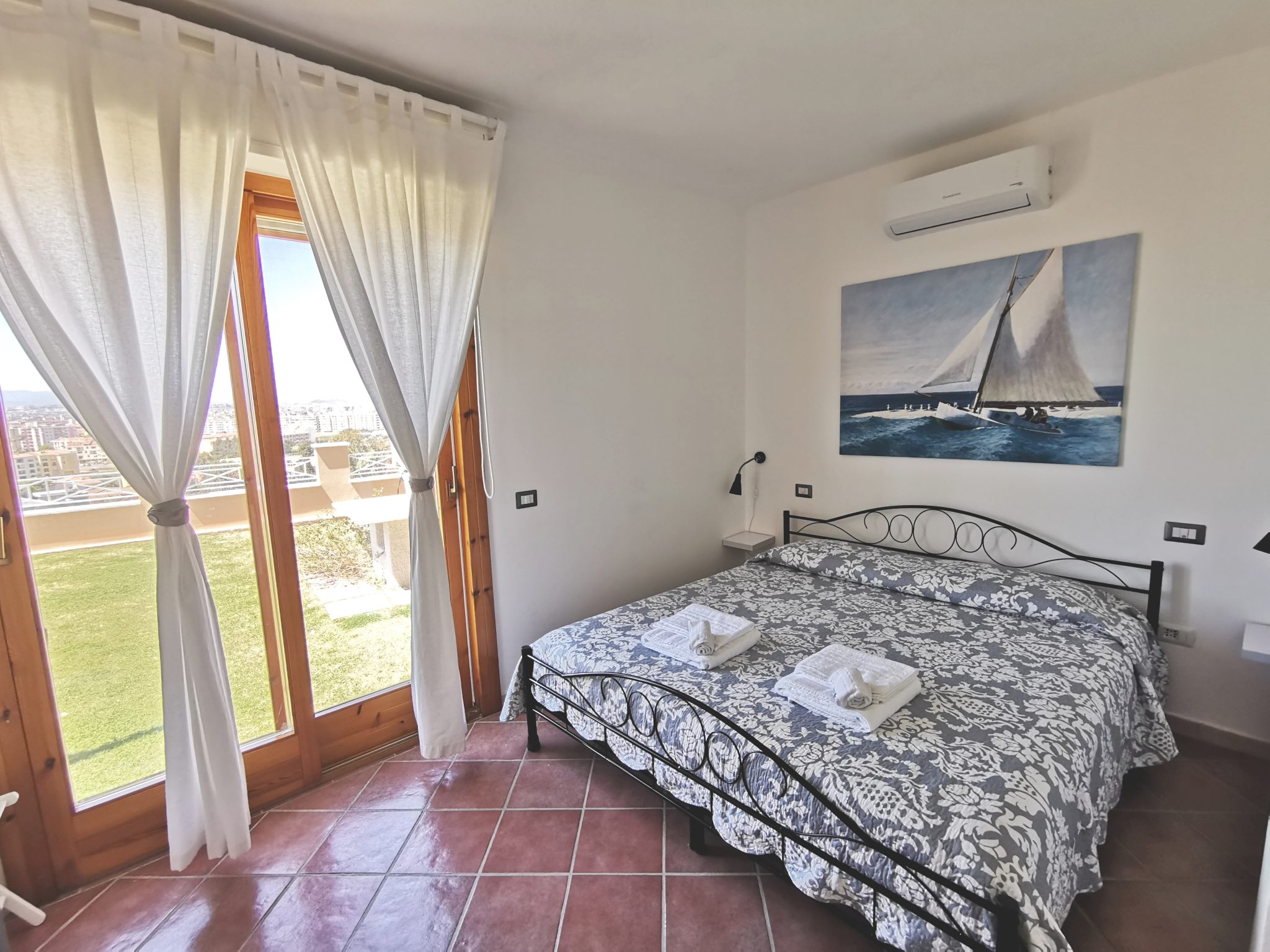 Master bedroom with king size bed and private bathroom. Relax with the garden panoramic view directly from your bed! ---> Cagliari holiday house panoramic on Poetto-Beach