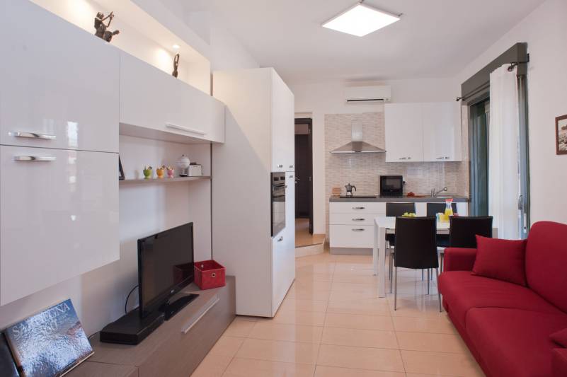 Living room with fully equipped kitchenette. Air conditioned and fast wifi connection :-) ---> Comfort holiday house with balcony in central Cagliari